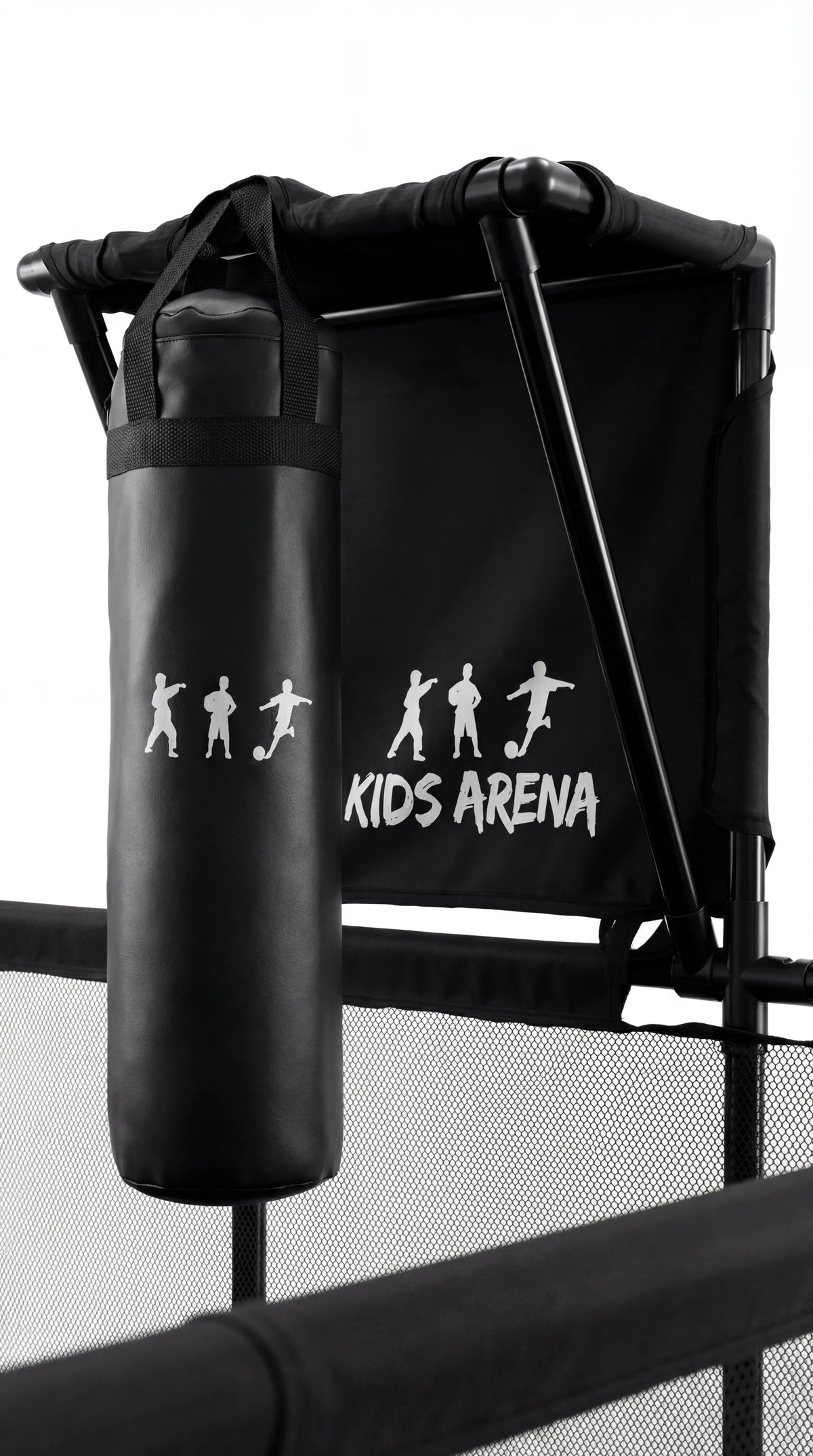 Mini-bokszak gemonteerd op het frame van de Kids Arena speelbox