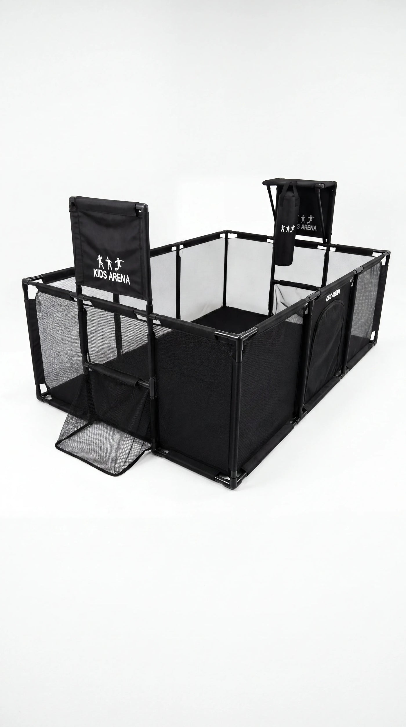 Kids Arena sport speelbox van opzij, met voetbaldoelen, basketbalring en bokszak