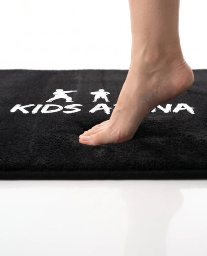 Kind staat met blote voet op de zachte Kids Arena antislip speelmat