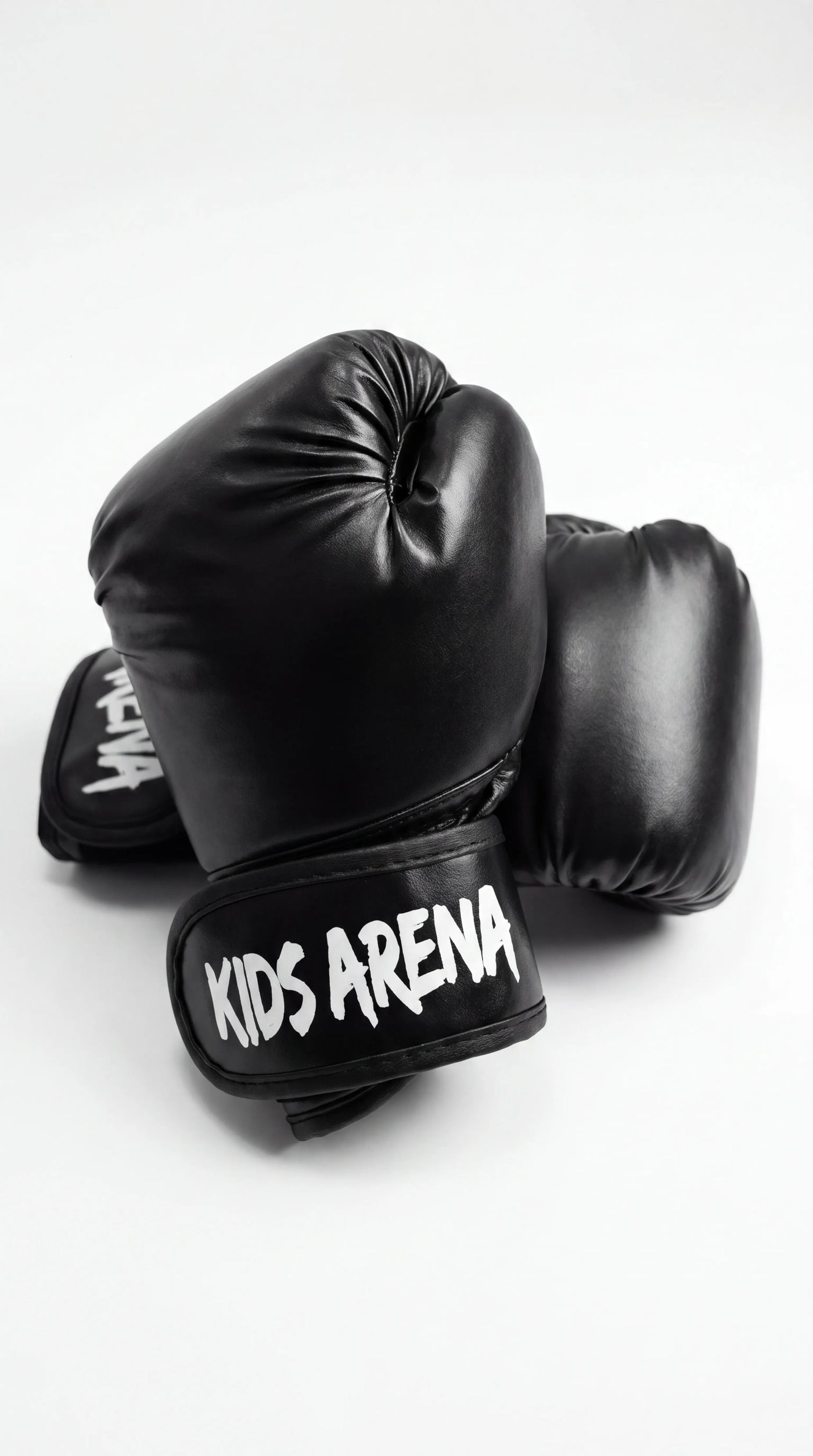 Zwarte bokshandschoenen voor kinderen met het Kids Arena logo
