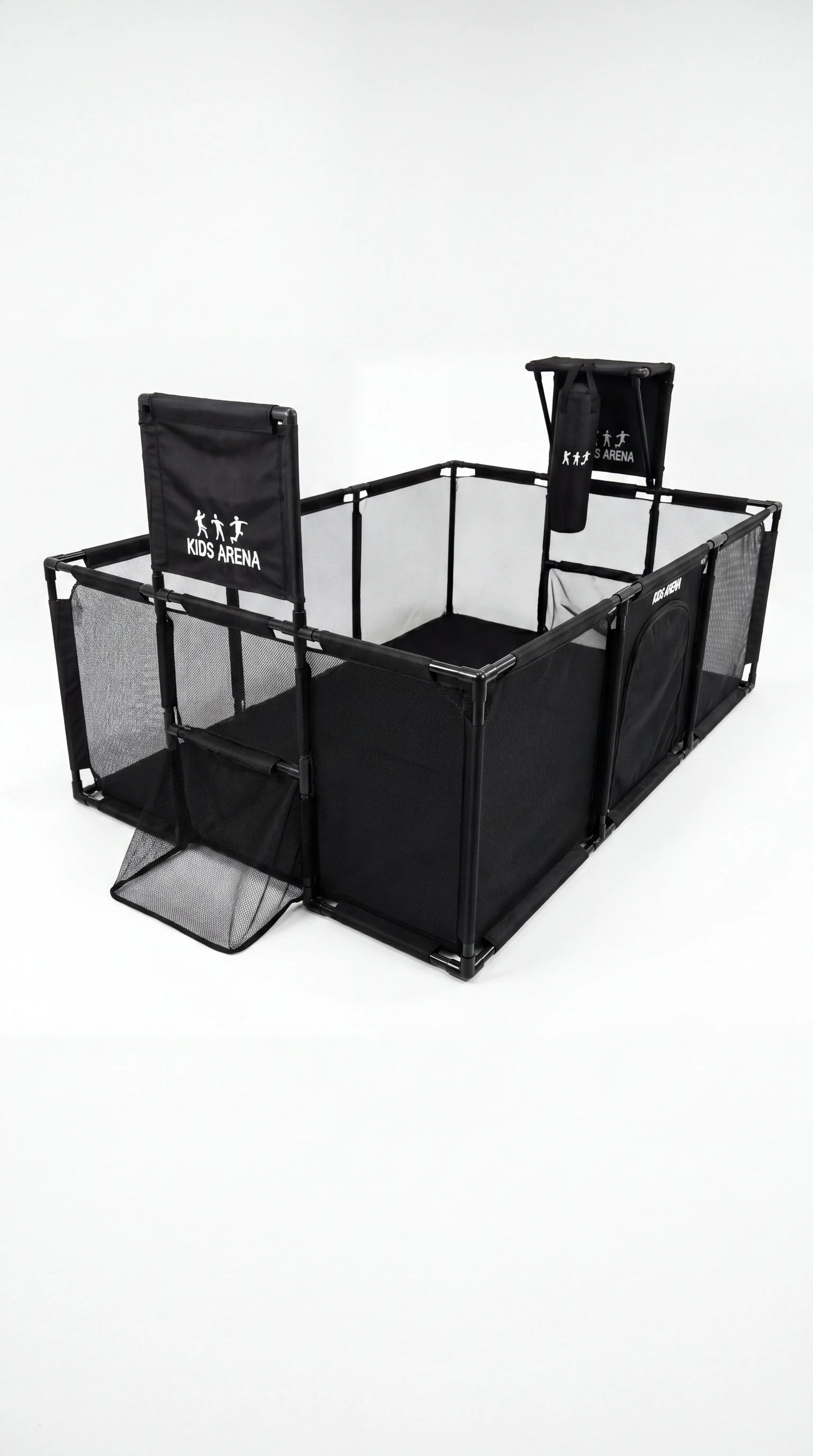 Kids Arena sport speelbox van opzij, met voetbaldoelen, basketbalring en bokszak