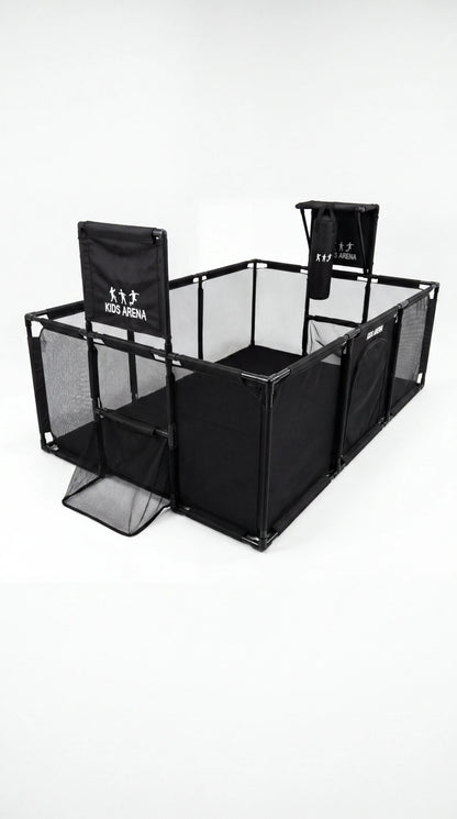 Kids Arena sport speelbox van opzij, met voetbaldoelen, basketbalring en bokszak